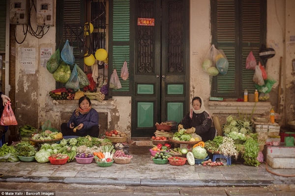 Các cô bán rau ngồi đợi tới giờ tan tầm để...xả hàng.
