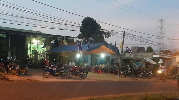 Hai gia đình đang tổ chức tang lễ cho 2 em học sinh bị đuối nước.