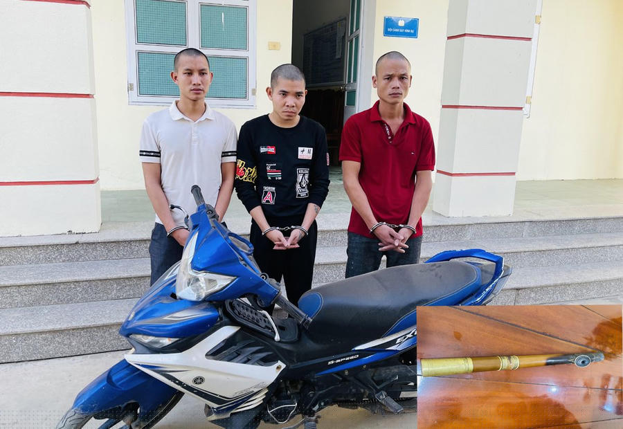 3 đối tượng (từ trái qua phải): Tùng, Sơn, Hùng và các tang vật thu được