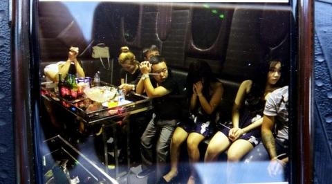 Tại thời điểm kiểm tra, lực lượng công an phát hiện nhiều “dân chơi” đang phê trong 3 phòng hát với âm thanh chát chúa.