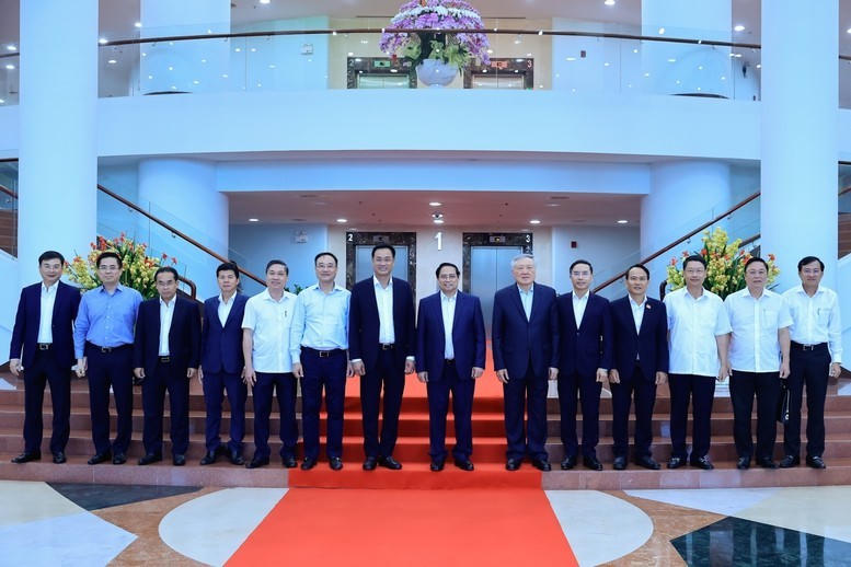 Thủ tướng và Phó Thủ tướng Thường trực Nguyễn Hòa Bình chụp ảnh cùng Lãnh đạo TP Đà Nẵng. Ảnh: Nhật Bắc