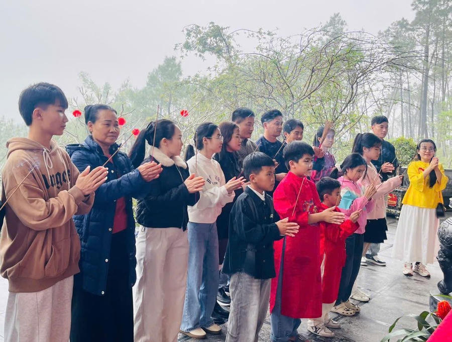 Thành kính dâng hương tưởng nhớ tới Bác Hồ vĩ đại.