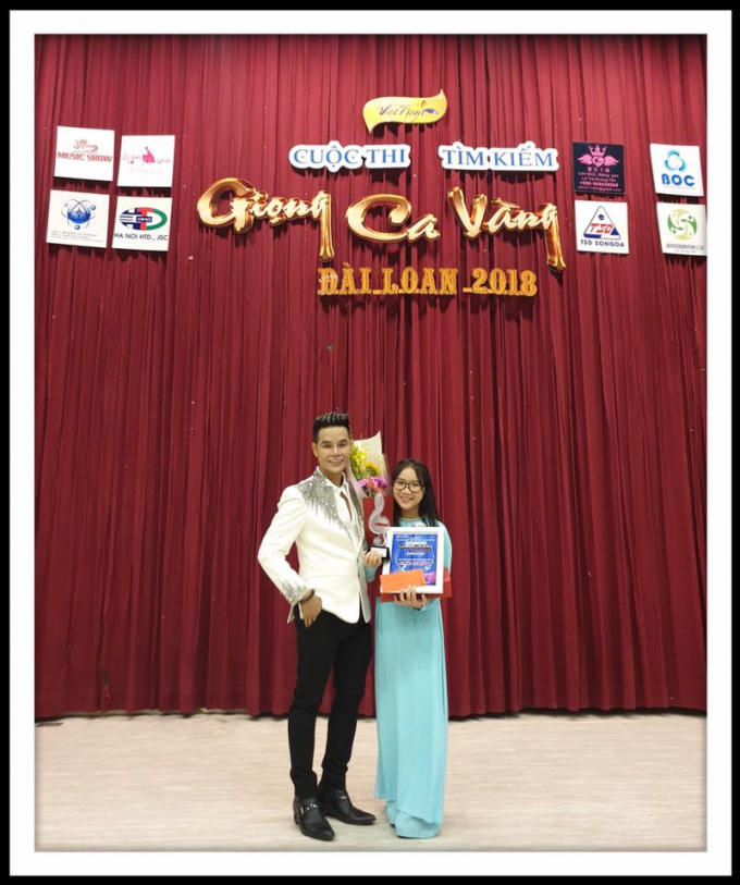 Ca sĩ Ân Thiên Vỹ chụp hình cùng với quán quân.