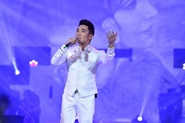 Quang Hà nắm tay Phương Thanh và Siu Black lại gần nhau trong Live Concert