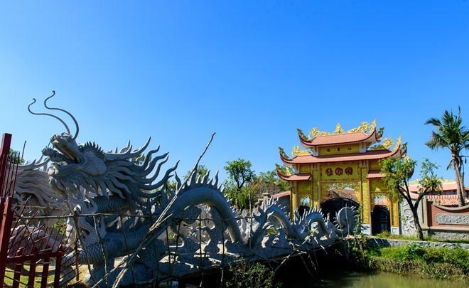 Phía trước công trình nhà thờ tổ của danh hài Hoài Linh.