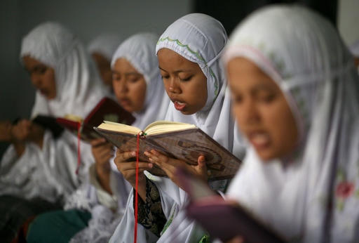Học sinh tại thành phố Medan, Indonesia đọc kinh Quran trong ngày đầu tiên của tháng lễ Ramadan. (Ảnh: AP/ Binsar Bakkara)
