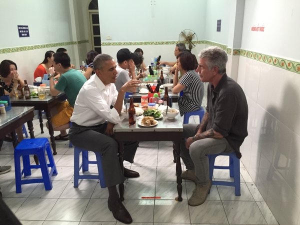 Bức ảnh Tổng thống Mỹ Barack Obama ăn tối cùng với đầu bếp Mỹ Anthony Michael Bourdain tại quán bún chả ở Hà Nội tối 23/5 tràn ngập trên các mạng xã hội. (Ảnh: AP)