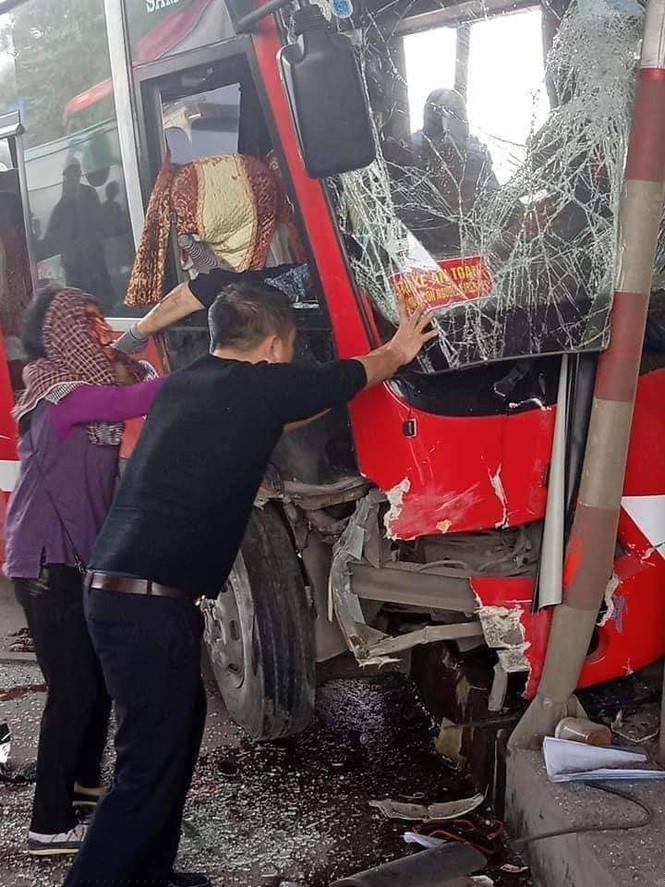 Xe khách đâm nát ca-bin trạm thu phí, 5 người bị thương - ảnh 1