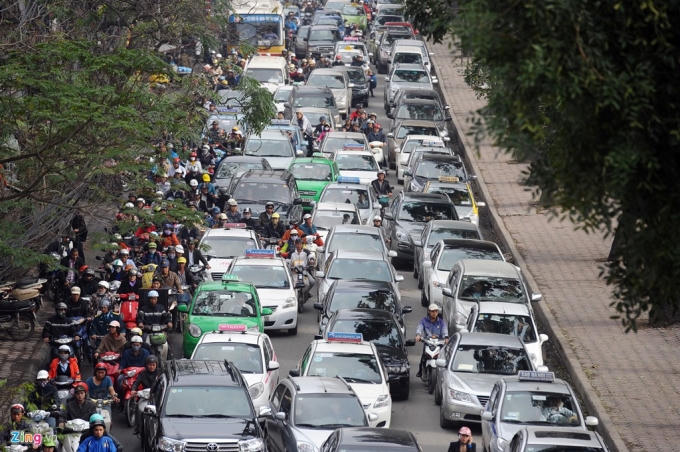 Việc xế hộp dàn hàng, lấn làn xe máy trở nên phổ biến từ nhiều năm qua nhưng chưa có cách nào khắc phục. Còn nhiều người đi xe máy cũng không hơn gì tài xế ôtô, thường xuyên tạt đầu, vượt đèn đỏ, đi ngược chiều, đi không đúng làn quy định... Ảnh: Hoàng Hà.