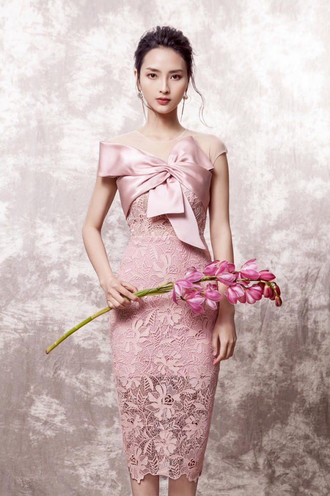 Chiếc đầm c&oacute; phom d&aacute;ng đơn giản, mang lại sự thoải m&aacute;i cho người mặc. Chi tiết dập ly tuy đơn giản nhưng g&oacute;p phần t&ocirc;n d&aacute;ng cho chủ nh&acirc;n, tăng th&ecirc;m phần sống động cho mẫu thiết kế.