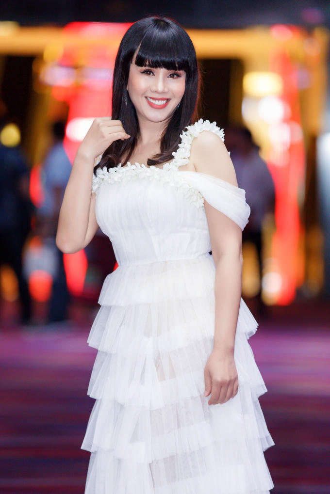 Hà Thu mặc gợi cảm hội ngộ Hoa hậu Hằng Nguyễn tại Philippines