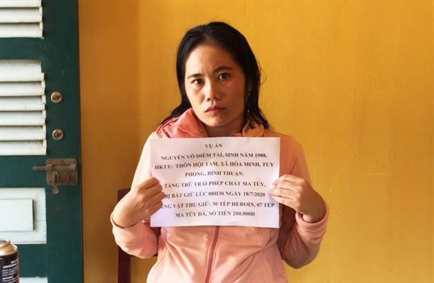 Đối tượng Nguyễn Võ Diễm Tài cùng tang vật vi phạm.