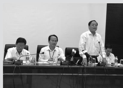 Ông Võ Ngọc Đồng, Giám đốc Sở Nội vụ Đà Nẵng (đứng) giải thích trong buổi họp lý giải vì sao “nhân tài” bỏ việc.