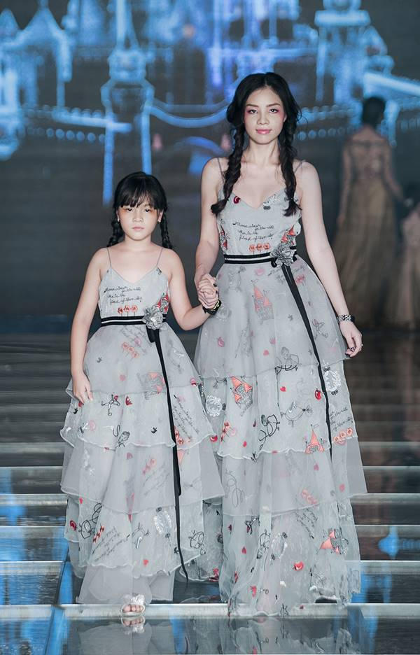 "No 2 - Dreaming" – là những thiết kế mang sắc hoa cây cỏ, sự tinh khiết của thiên nhiên, hoà quyện bởi các tông màu pastel nhẹ nhàng, nhã nhặn, kết hợp với các họa tiết bướm, hoa cỏ đồng nội được thêu đính thủ công, 3D.