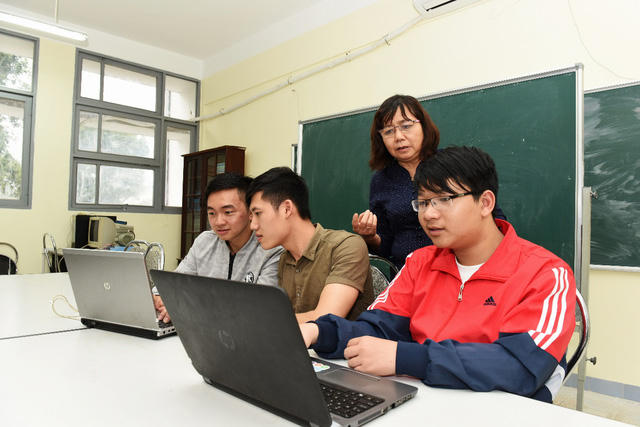 GS Phan Xuân Minh đang hướng dẫn sinh viên.