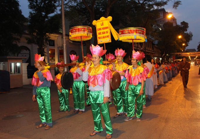 H&agrave; Nội: H&agrave;ng ng&agrave;n người diễu h&agrave;nh rước Phật đản tại Ch&ugrave;a Qu&aacute;n Sứ