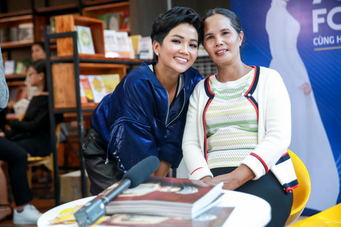 Hoa hậu H'Hen Ni&ecirc; quyết t&acirc;m b&aacute;n s&aacute;ch x&acirc;y dựng thư viện Room To Read