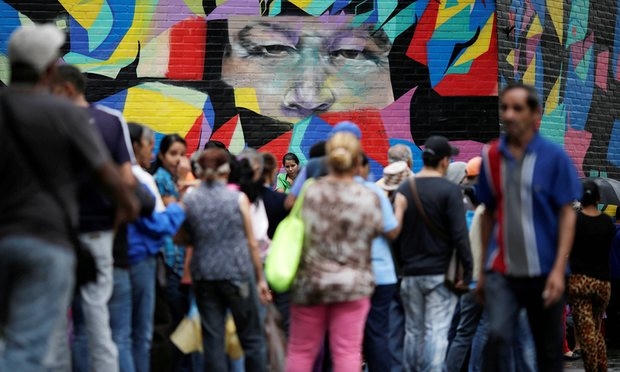 Phụ nữ Venezuela phải b&aacute;n t&oacute;c để mua thức ăn