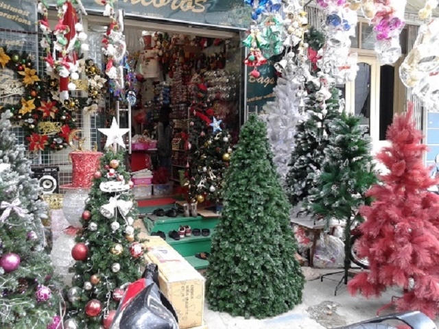 Một cửa hàng bán đồ Noel trên đường Nguyễn Chí Thanh với rất nhiều loại cây thông, đồ trang trí khác nhau