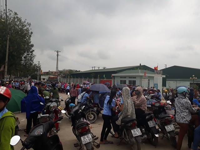 Người lao động phản ánh, nhiều khoản tiền như chế độ thai sản, chế độ đóng BHXH, tiền tăng ca đề bị Công ty bớt xén, không chi trả cho công nhân. (Ảnh: A.T)