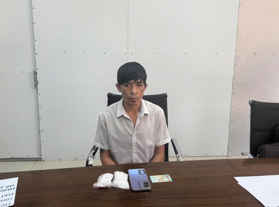 Đối tượng Võ Văn Phú cùng tang vật 93 gam ma túy đá