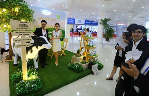 Các phóng viên trong và ngoài nước tham quan gian hàng trưng bày sản phẩm Vinamilk tại Trung tâm báo chí APEC tại Đà Nẵng (Ảnh: Xuân Phú)