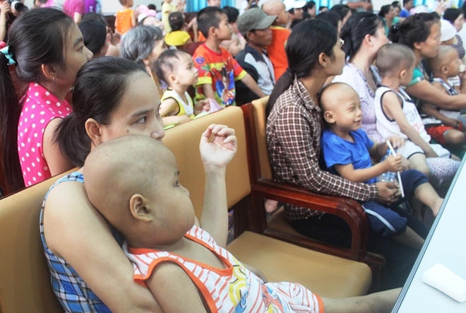 Những em b&eacute; ung thư mang chai dịch truyền đ&oacute;n Tết thiếu nhi