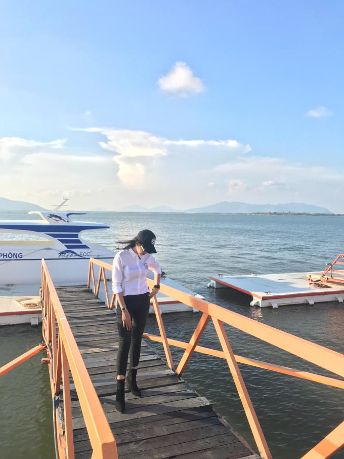 Hoa hậu ngành thiết kế Nhật Phượng khoe chuyến du ngoạn đẳng cấp với Limousine và trực thăng