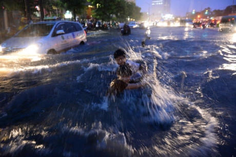 Quan chức hay sinh vi&ecirc;n: nước lũ chẳng trừ một ai