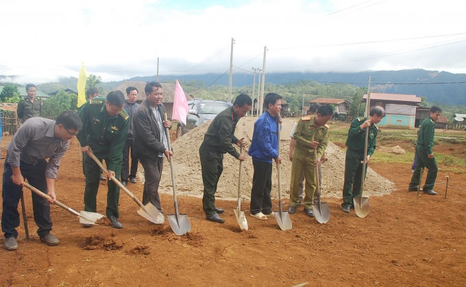 Lãnh đạo Bộ chỉ huy Biên phòng Kon Tum và Biên phòng Lào khởi công xây nhà cho gia đình ông Khăm Cò