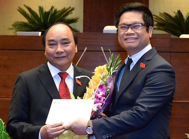 Tân Thủ tướng nhận lời chúc mừng và công thư của cộng đồng doanh nghiệp ngay sau sau lễ nhậm chức tại Quốc hội.