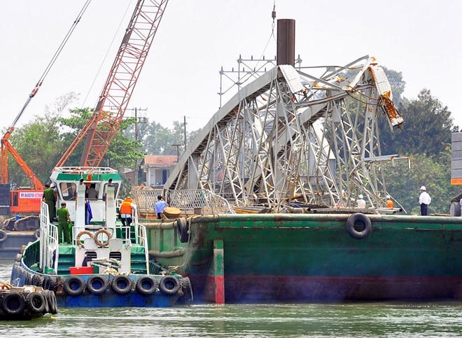 Tổng công ty xây dựng giao thông 1 vẫn đang tiến hành trục vớt 2 nhịp cầu Ghềnh bị sập ngày 29/3. Ảnh: Ngọc An.
