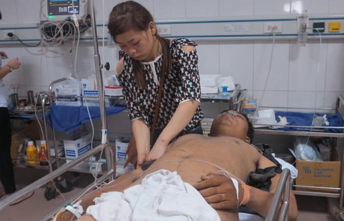 Anh Phạm Đình Tú một trong số các nạn nhân may mắn sống sót sau vụ nổ kinh hoàng đang được điều trị tại BVĐK 115 Nghệ An.