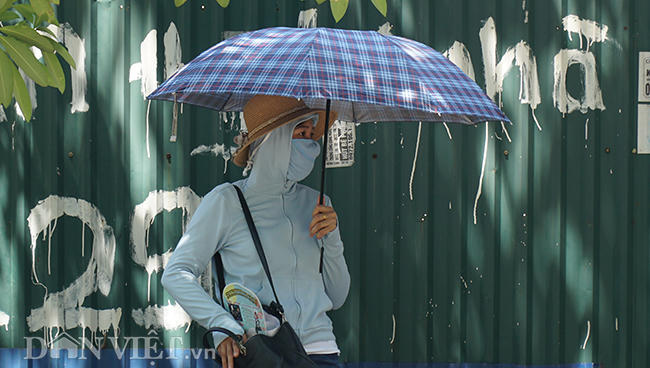 Nắng nóng không chỉ gây cản trở cho thí sinh tham gia kỳ thi mà còn ảnh hưởng đến các bậc phụ huynh trong lúc chờ đợi.