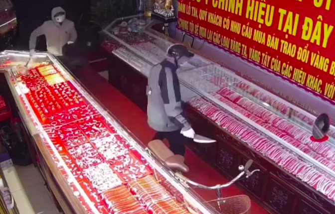 Hình ảnh các đối tượng dùng hung khí cướp tiệm vàng. Hình ảnh cắt từ clip.
