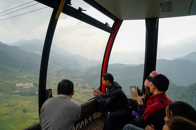 Tại thung lũng Mường Hoa còn có con suối nhỏ xinh đẹp trải dài khoảng 15 km gọi là Suối Hoa, con suối chảy qua các xã Lao Chải, Tả Van, Hầu Thào và kết thúc ở Bản Hồ. Vào mùa lúa chín, sắc vàng từ những tràn ruộng soi bóng xuống dòng nước trong xanh làm tôn thêm vẻ đẹp huyền ảo của thung lũng Mường Hoa. Nhiều du khách khi dừng chân nơi đây đều cố lưu giữ những khoảnh khắc đẹp của thung lũng Mường Hoa.