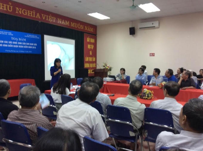 Những người đàn ông chia sẻ nhiều nỗi lòng của mình tại tọa đàm “Chăm sóc sức khỏe sinh sản cho nam giới mô hình điểm quận Hoàn Kiếm năm 2016” do Trung tâm Dân số - Kế hoạch hóa gia đình quận Hoàn Kiếm tổ chức.