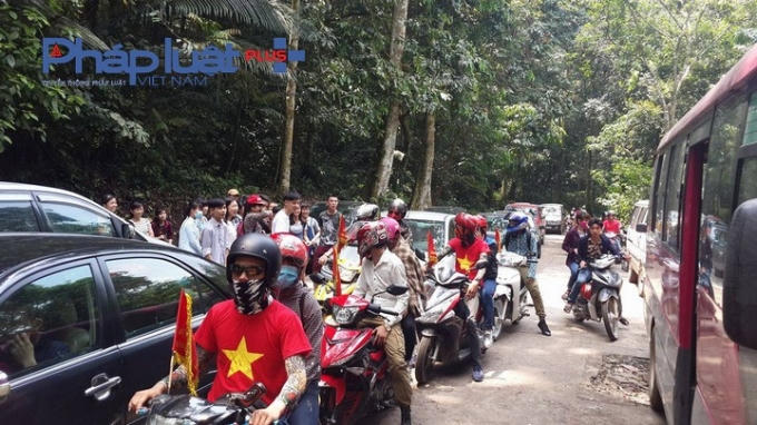 Từ sáng sớm dòng người và xe cộ về với vườn Quốc gia Cúc Phương đã đông nghịt.