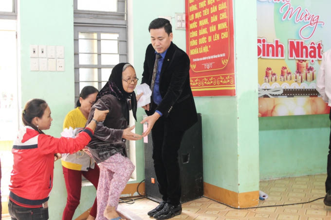 Danh ca Ngọc Sơn trao hơn 300 triệu cho đồng b&agrave;o v&ugrave;ng b&atilde;o lũ Quảng Nam