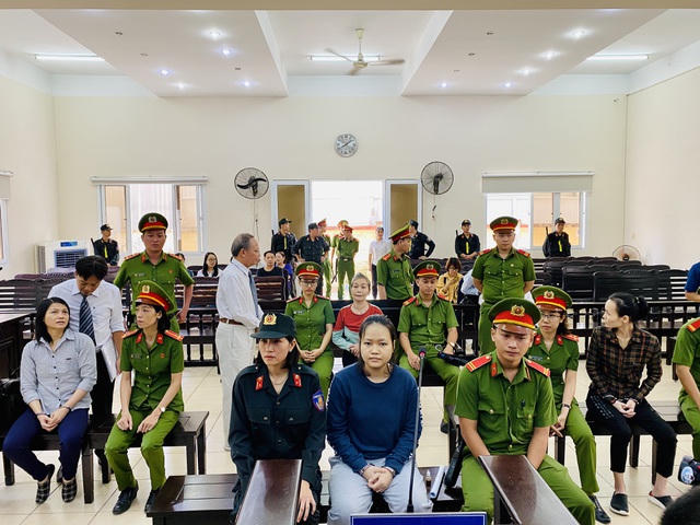 Nhóm bị cáo được đưa đến toà sáng 25/6.
