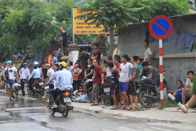 Người dân xung quanh đến gần khụ vực xảy ra đám cháy rất đông.