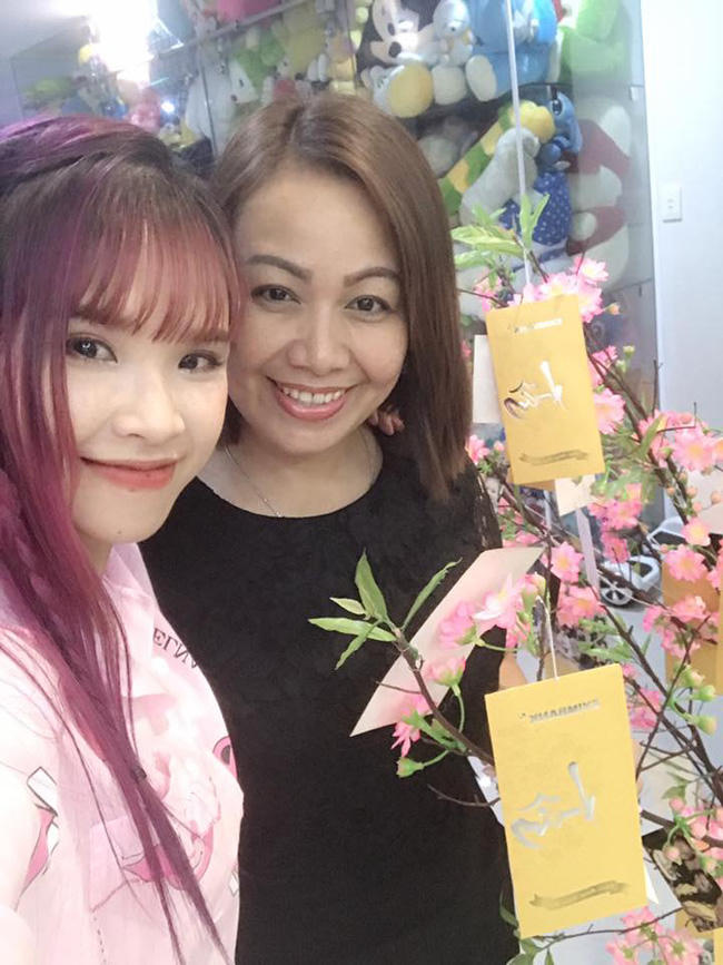 Hai "mẹ con" rất khắng khít.