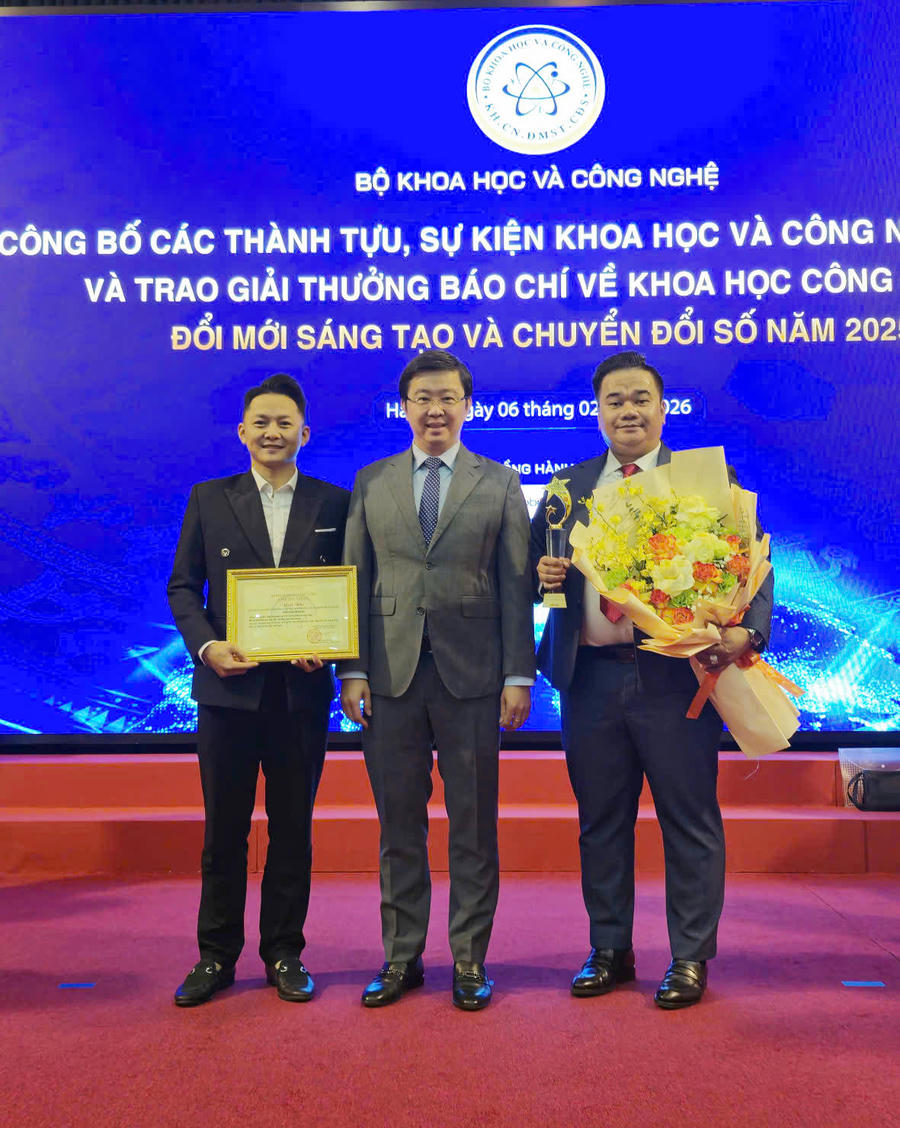 Tác giả Duy Khương, Khánh Toàn - Báo Pháp luật Việt Nam - chụp ảnh cùng lãnh đạo Bộ KHCN