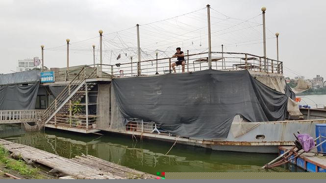 Đã hơn 2 năm kể từ khi UBND thành phố Hà Nội yêu cầu các du thuyền, nhà hàng nổi ngừng kinh doanh ở khu vực bến thủy Hồ Tây (từ số 2 đến số 10 đường Nguyễn Đình Thi), toàn bộ các nhà hàng, thuyền nổi đã được di chuyển về bến mới Đầm Bảy (phường Nhật Tân) theo Thông báo số 38 của UBND thành phố Hà Nội.