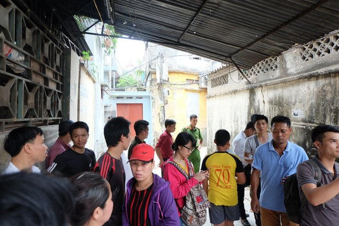 Là nhà báo họ sẽ phải chấp nhận "phi" ra hiện trường khi có sự kiện. Ảnh: Kênh 14