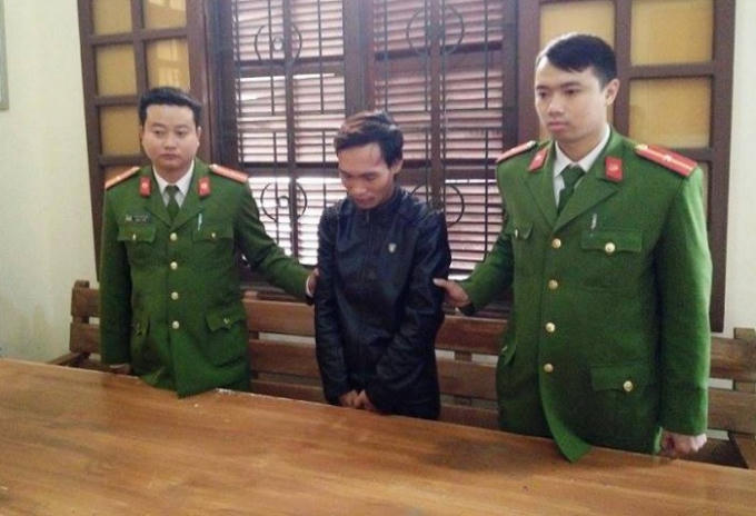 Nguyễn Mạnh Hùng nghe Công an tỉnh Quảng Bình đọc lệnh bắt tạm giữ.