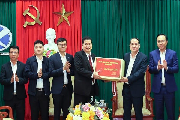 Ông Mai Văn Tuất, Phó Bí thư Tỉnh ủy, Chủ tịch Ủy ban MTTQ Việt Nam tỉnh tặng quà, chúc Tết đầu năm lãnh đạo, cán bộ, công nhân viên Nhà máy xi măng Xuân Thành.