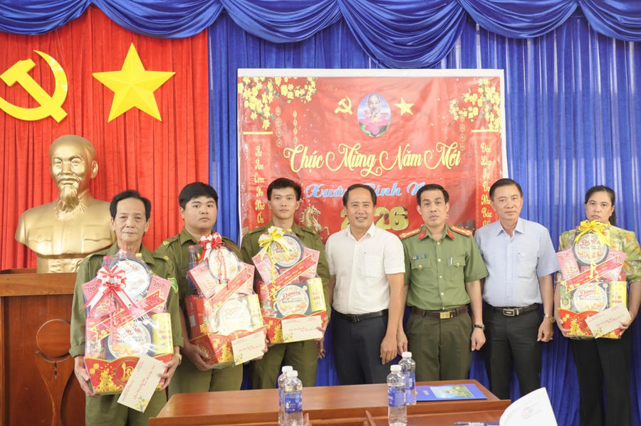 Đại tá Lê Tấn Vinh cùng đại diện Đảng ủy, UBND xã Tân Tiến trao quà cho lực lượng tham gia bảo đảm an ninh, trật tự ở cơ sở.