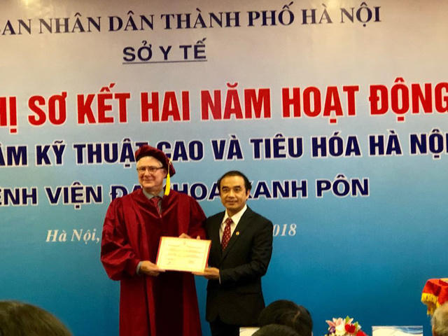 Hiệu phó trường Đại học Y Hà Nội trai tặng chứng nhận chức danh giáo sư danh dự cho Giáo sư Joel Leroy
