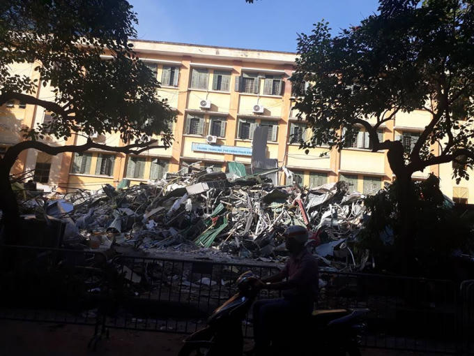 Lực lượng chức năng tiếp tục xử lý.